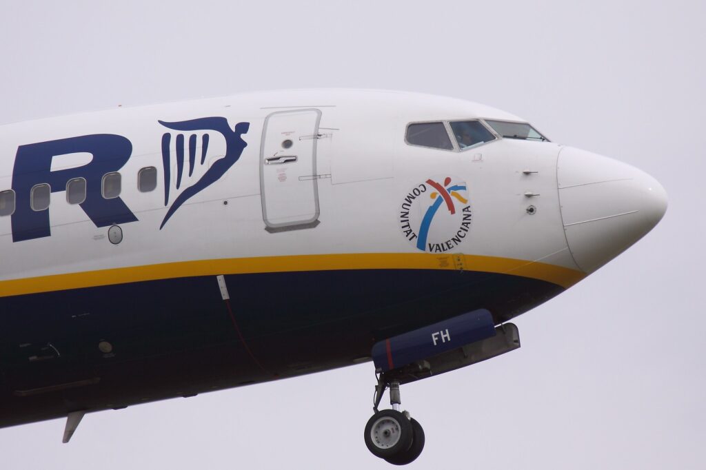 Ile zarabia pilot Ryanair - Zbliżenie na kokpit lądującego B737