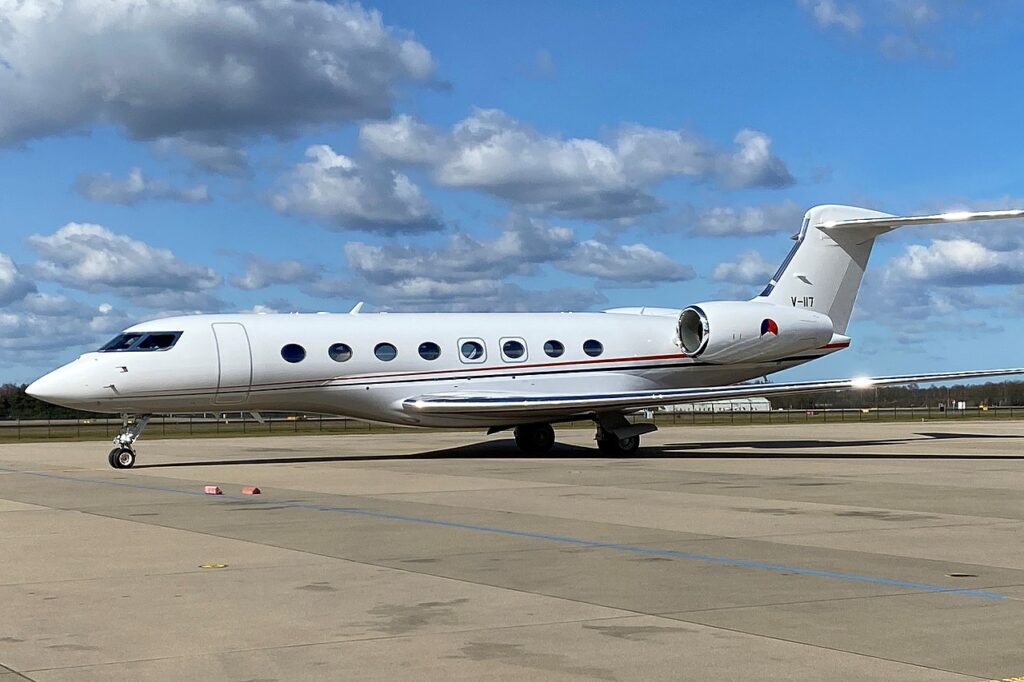 Gulfstream zaparkowany na lotnisku