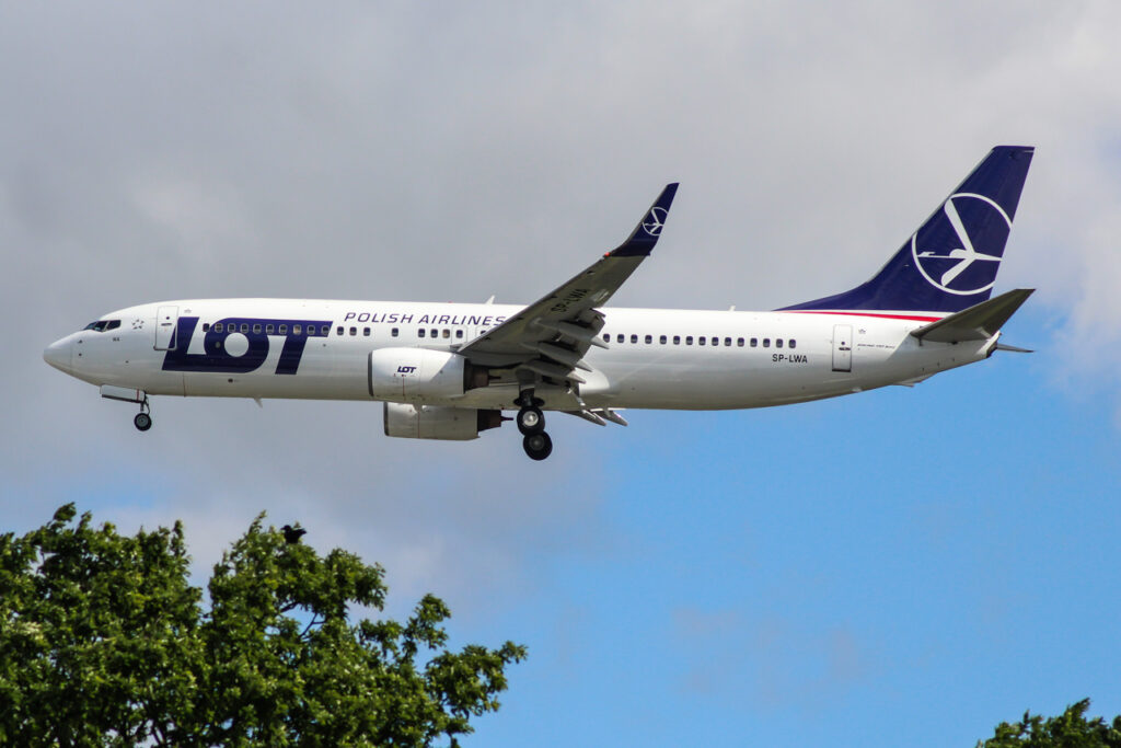 B737 LOT